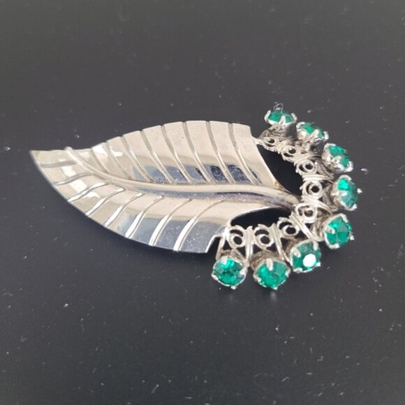 Gorgeous Vintage Retro Silver Plated RAPHAEL Emerald Green Crystal Brooch - Picture 1 of 9